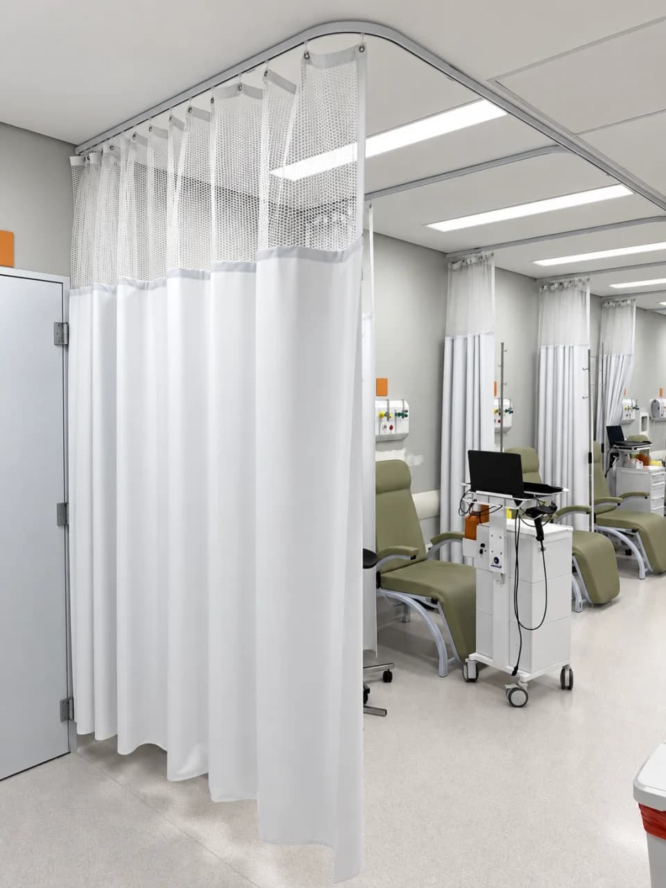 Cortina divisória hospitalar branca em vinil com tela superior e trilho instalado.
